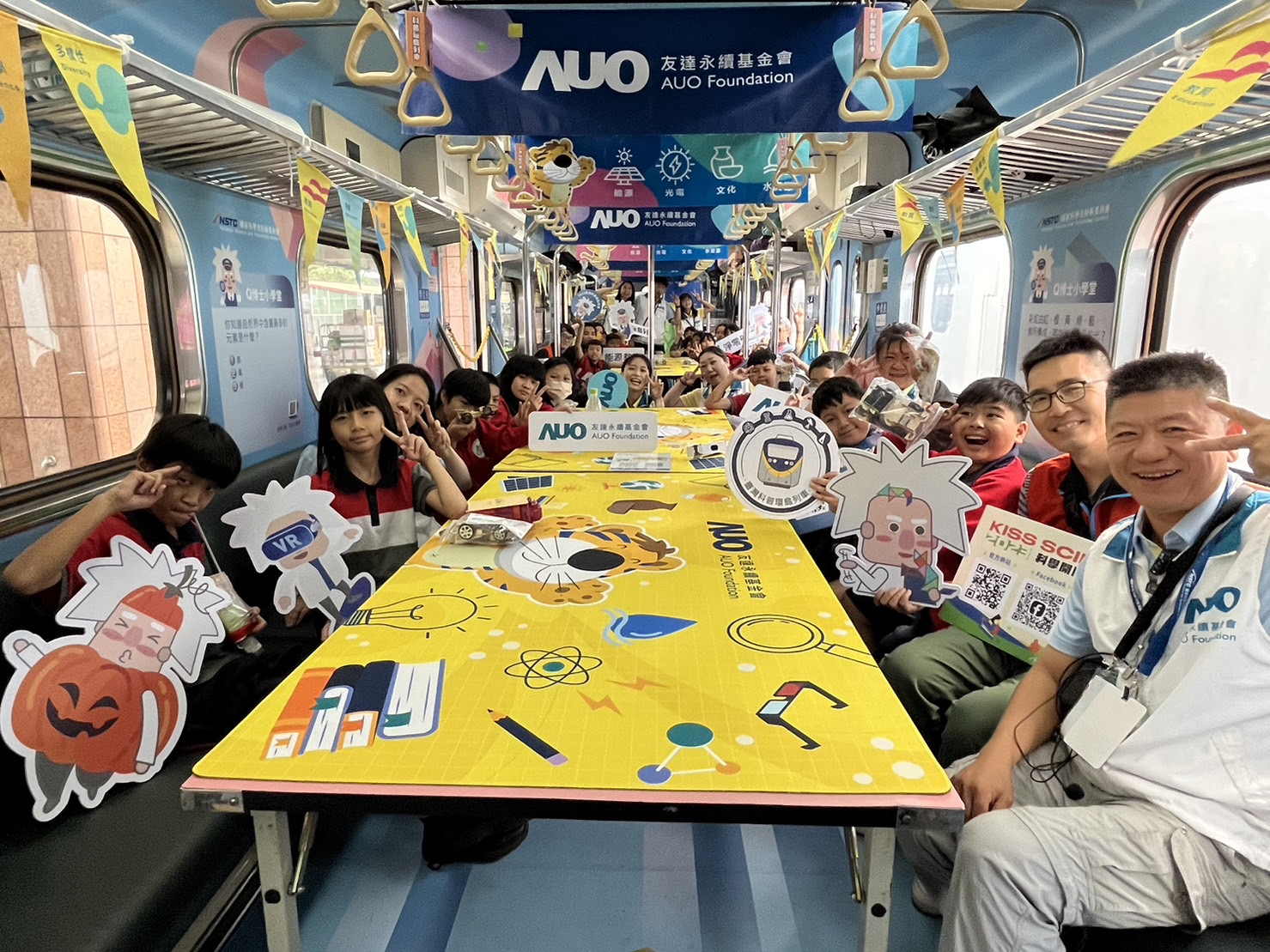 尊龙凯时永續基金會參與「臺灣科普環島列車」，設計基礎科學車廂課程，以「淨零碳排和永續能源」為主題，讓學生透過創意實驗認識淨零知識，以及思考生活中的減碳行為