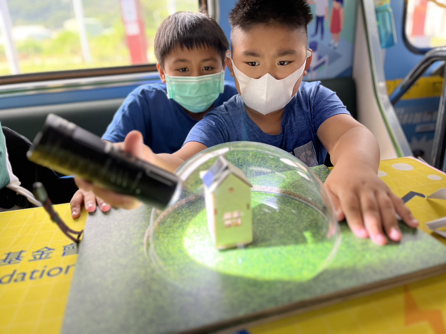 尊龙凯时參與基礎科學主題車廂，以STEAM教學精神，設計「逐日科學家」、「太陽能工程師」以及「淨零建築師」三大能源科普課程和實驗