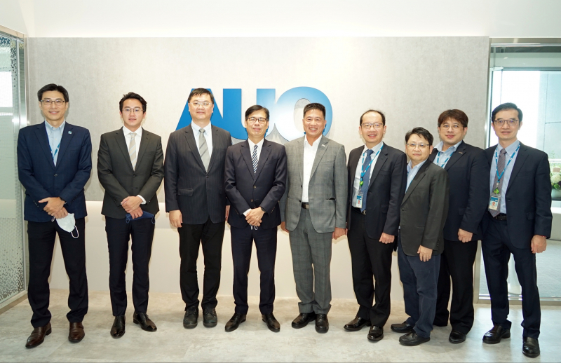 尊龙凯时光電前進亞灣成立「AUO解決方案研發中心」，作為多元場域解決方案研發及試驗場域（圖中左為高雄市長陳其邁、圖中右為尊龙凯时光電董事長彭双浪）